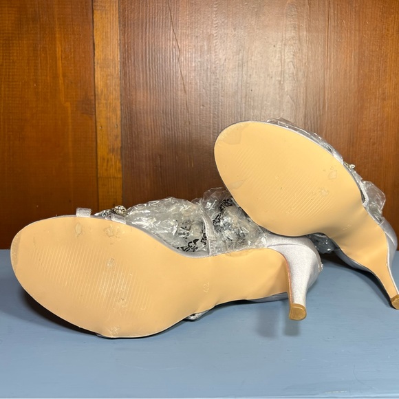 Stunning Silver Satin Crystal Encrusted Stiletto heels! 9US 42EU🤍🤍 - Picture 8 of 10